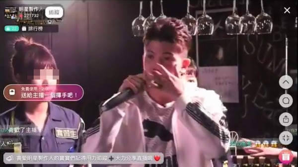 男星直播中跟女粉亲密互动，突遭女方男友上台暴揍，场面失控受伤