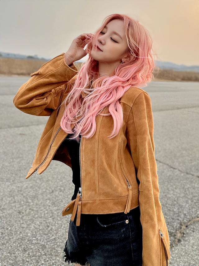 22岁宋雨琦超短裤大秀美腿，粉发造型尽显甜美，网友直呼好看