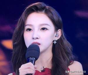 女主播内裤滑落(董卿接班人马凡舒，走秀时内裤滑落，坦然回应：谁爱看谁看)