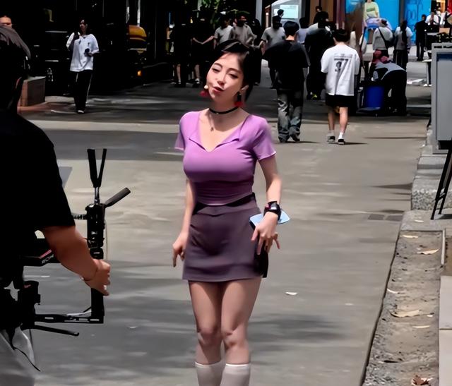 女主播冯提莫尺度越来越大，直播洗头又走光？网友：身材变化惊人