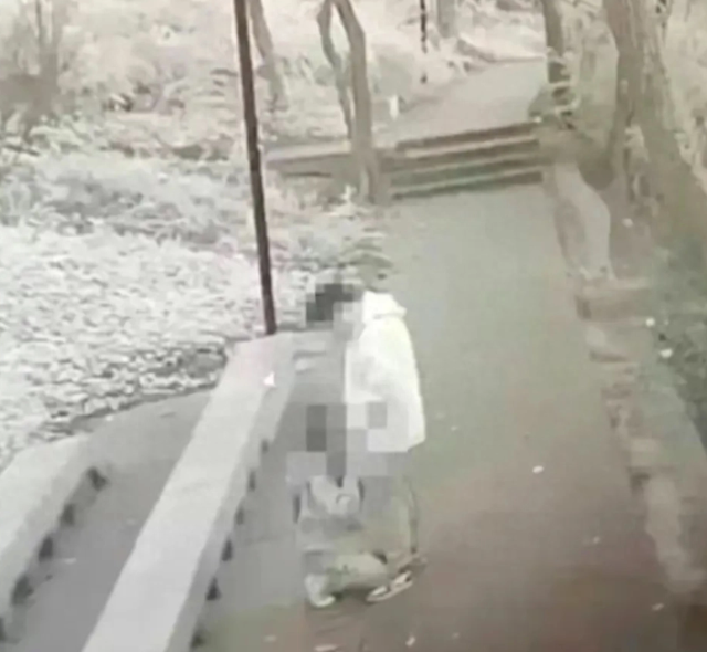 情侣野外行为全程直播，场面露骨，翻录传播者遭到行政拘留