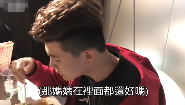 男星直播中跟女粉亲密互动，突遭女方男友上台暴揍，场面失控受伤