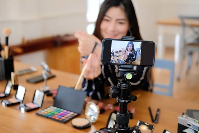 女主播：喝酒走红引热议