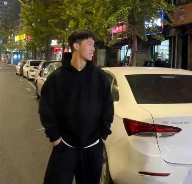 近期非常火的肌肉小哥付费私拍居然被骗了？