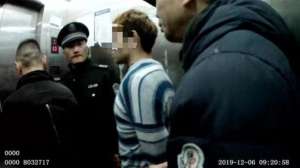 女主播要求潜规则(陪聊女主播低价买礼物提人气被骗，直播平台背后竟有这种“潜规则”)