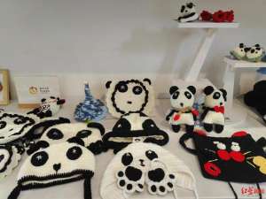 熊猫女主播余(不打麻将，打毛线成都“熊猫嬢嬢”把毛线“打”上了米兰手工艺博览会)