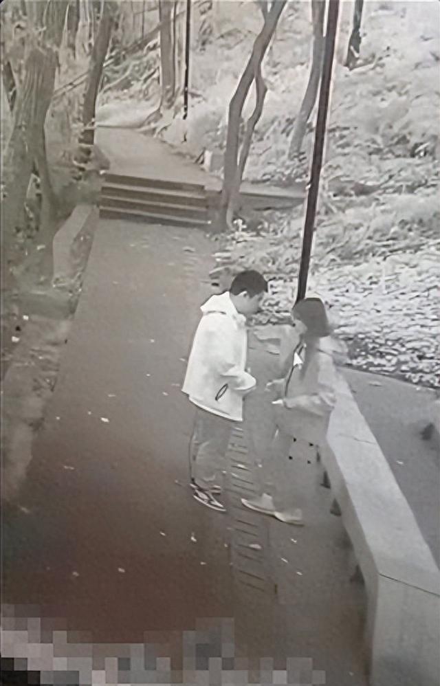 前有两干部直播，后有户外男女野战，还带实时解说的，音画同步！