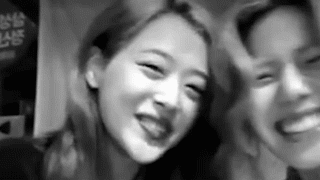 具荷拉直播时痛哭！韩国女艺人崔雪莉家中身亡 雪莉最后一条ins图写了什么内容