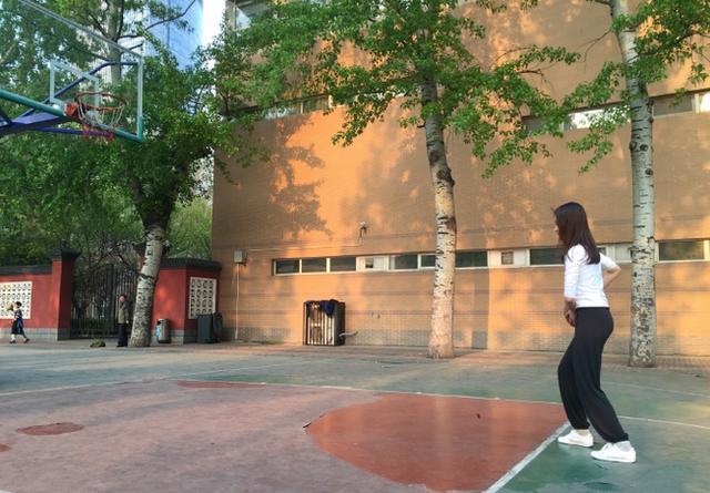 请叫我婷昊！NBA最前线主播黄婷婷秀球技空心入网