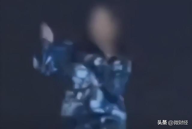 女生军训热舞走光,多次露球微笑继续,视频遭曝光身份被扒疑炒作