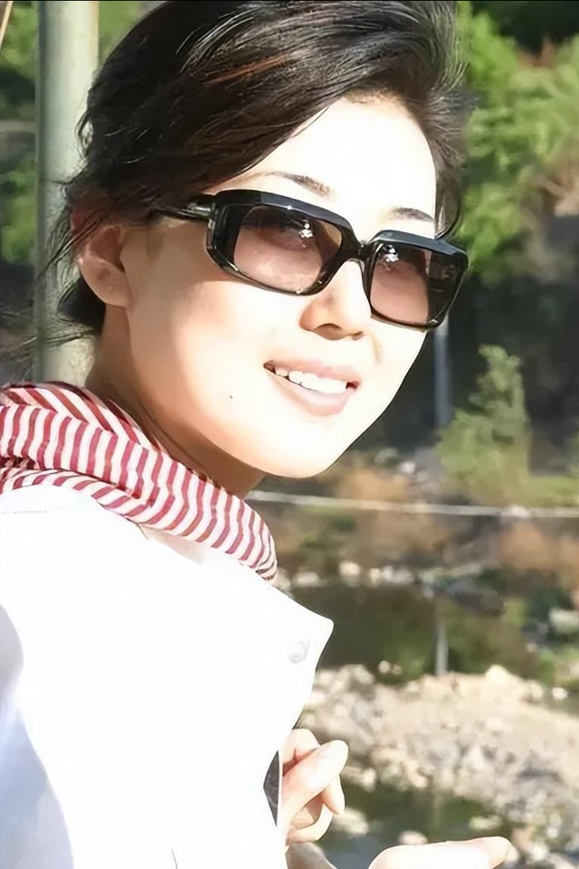 央视主持人李红：因出身被造谣嫁入豪门，如今46岁的她怎样了