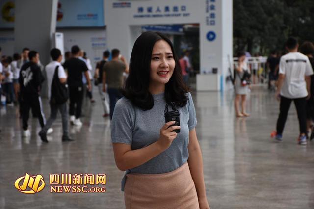 【川网带你逛车展】网络女主播现身成都车展 嘟嘴卖萌