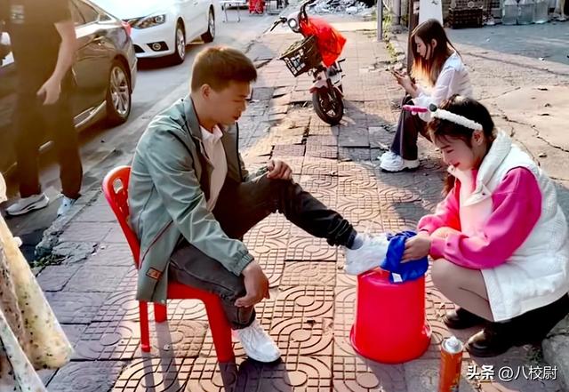 军嫂下岗丈夫却动员去擦皮鞋