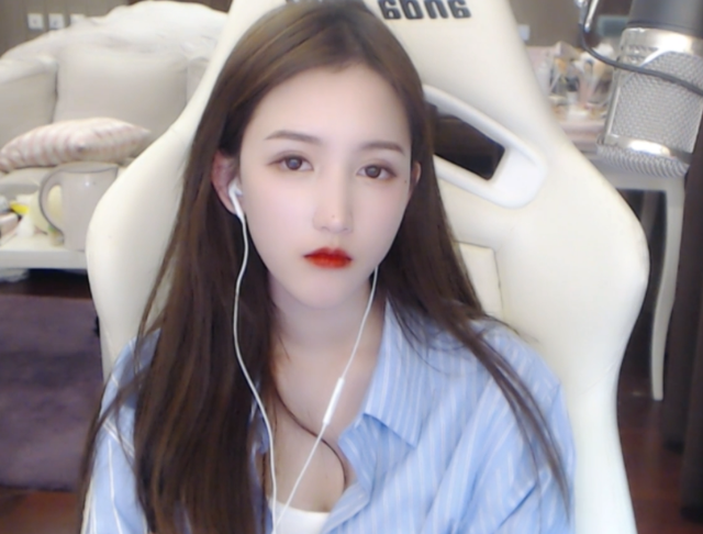 斗鱼绝地求生女主播直播出事故，摄像头被打翻，意外露出代打行为