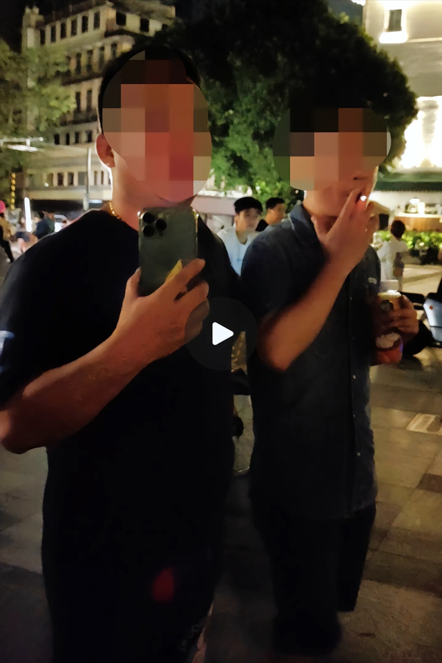 男子在户外吸烟，被女主播扔水后续，女子道歉并暗示自己抑郁