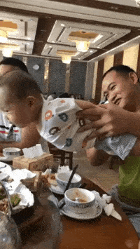 “弟弟的女同学才初一，都这么早熟了吗？”哈哈哈