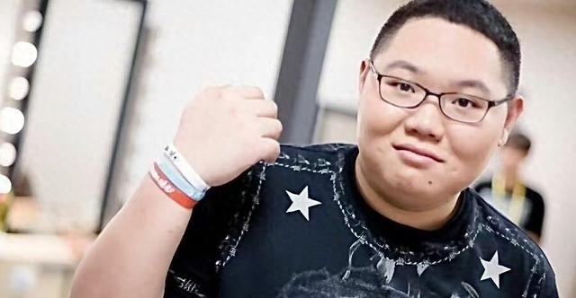 PDD拿朋友账号露脸直播，连麦女主播让跳热舞，还偷看她傲人身材