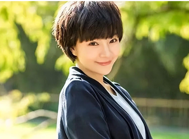 央视天气预报主持人王蓝一，女儿笑笑与妈妈很像，老公是谁已成谜