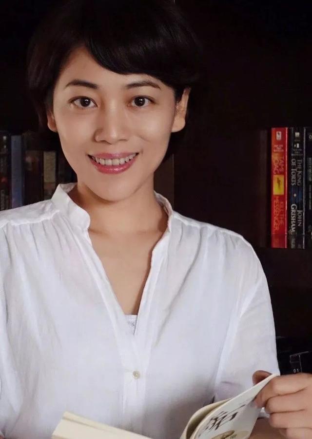 央视主持劳春燕：曾被传去世，与丈夫分居多年，年近半百仍似少女