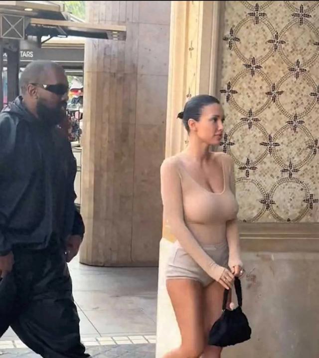 侃爷豪气地带着身着透视装的妻子“G”豪乳！