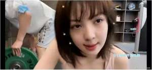 男女主播双人秀(张德美散发搞笑魅力与男私教直播练臀，放松动作堪比双人摔跤？)