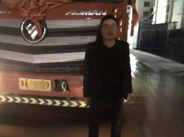 这位斗鱼人气主播，你在上海高架边开车边玩直播，真的厉害死了！