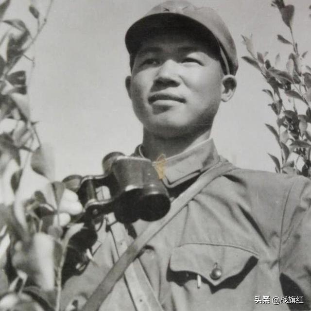 搭乘拖拉机，同行妇女笑：别看你是当兵的，你有点笨