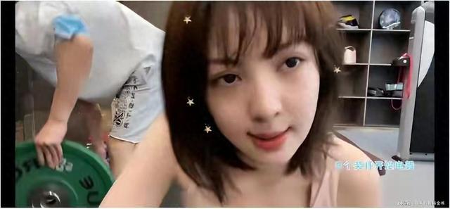 张德美散发搞笑魅力！与男私教直播练臀，放松动作堪比双人摔跤？