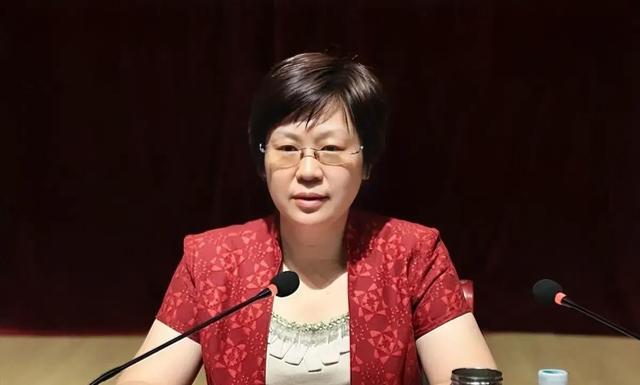 《从教师到市委常委：一个女干部的沉沦之路》