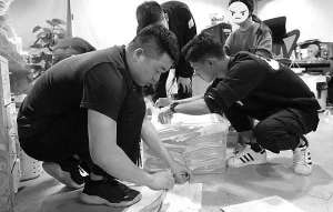 美女主播珂纯一对一(网络淫秽表演平台被捣毁，APP竟有多个“马甲”)