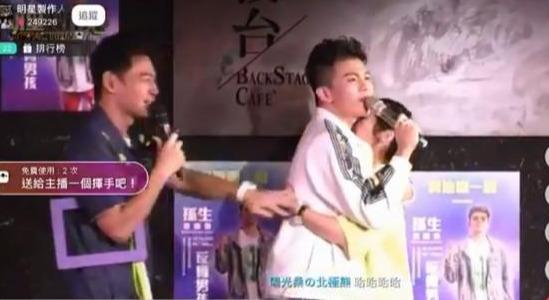 男星直播中跟女粉亲密互动，突遭女方男友上台暴揍，场面失控受伤