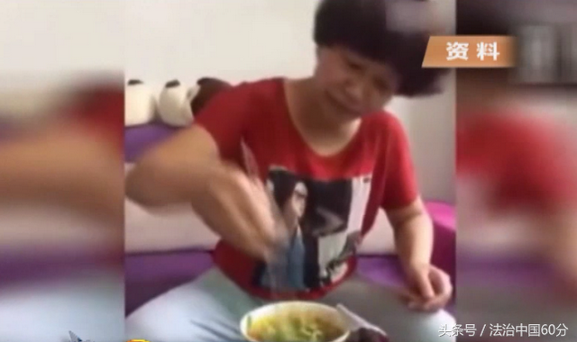 便利店里进了一位特殊的小偷 边盗窃还边直播