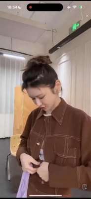 女主播上衣滑落百度云(主播直播带货试衣服期间不小心上衣掉落，颠覆我的三观)