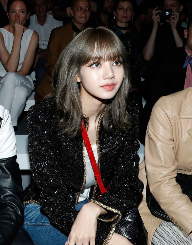 Lisa出席疯马秀，VIP可以竞价抚摸，疑似还有“无裤”高抬腿动作