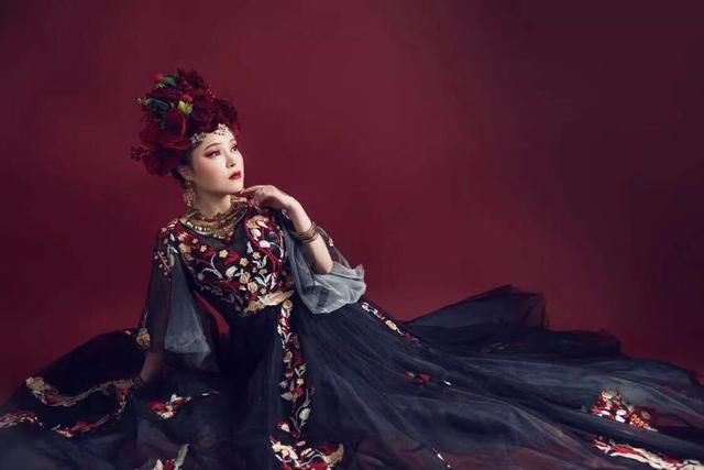 陌陌年度十佳女主播季军由美晒写真 女王范儿十足