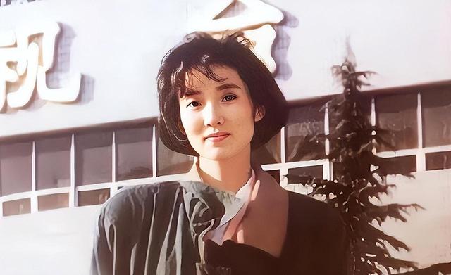 央视“首席女主播”李修平：42岁再婚嫁大10岁丈夫，至今无儿无女