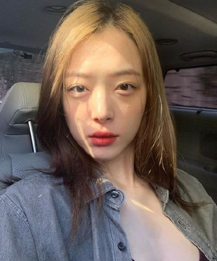 具荷拉直播时痛哭！韩国女艺人崔雪莉家中身亡 雪莉最后一条ins图写了什么内容