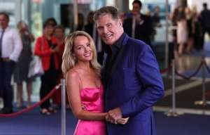 女主播pamela david(69岁大卫哈塞尔霍夫与42岁的妻子参加电视节开幕式，镜头前秀恩爱)