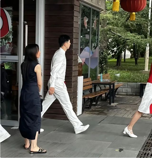 表彰大会路透莎莎穿裙子,莎莎似乎穿裙子了,直接在路边撅起屁股