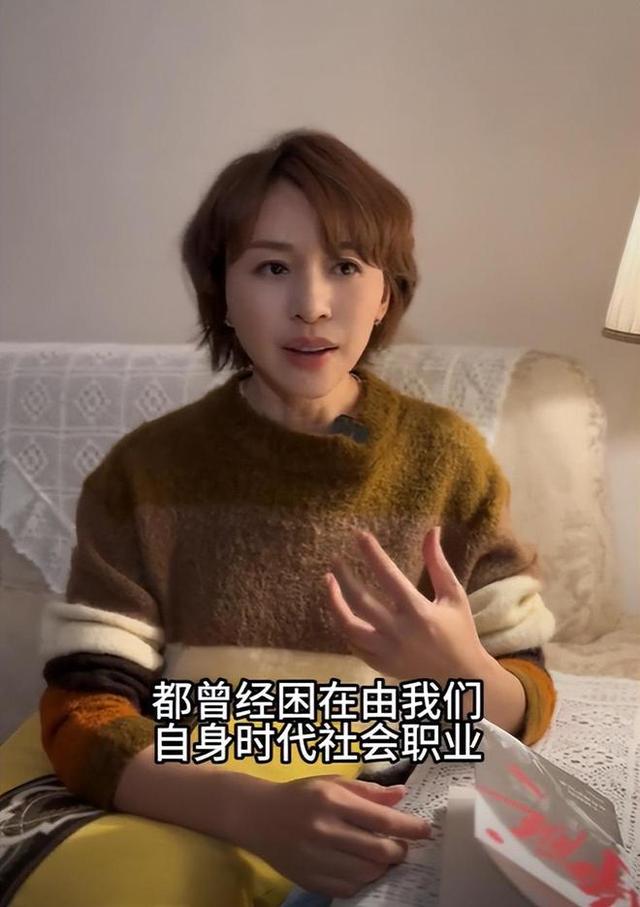 女主播欧阳夏丹在济南出差期间，晚上坐在南郊宾馆里，一口气看完