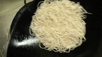 “掐着头，捏着腰，顺着脖子往下薅”，打一美食