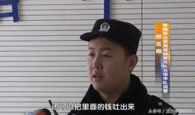 便利店里进了一位特殊的小偷 边盗窃还边直播