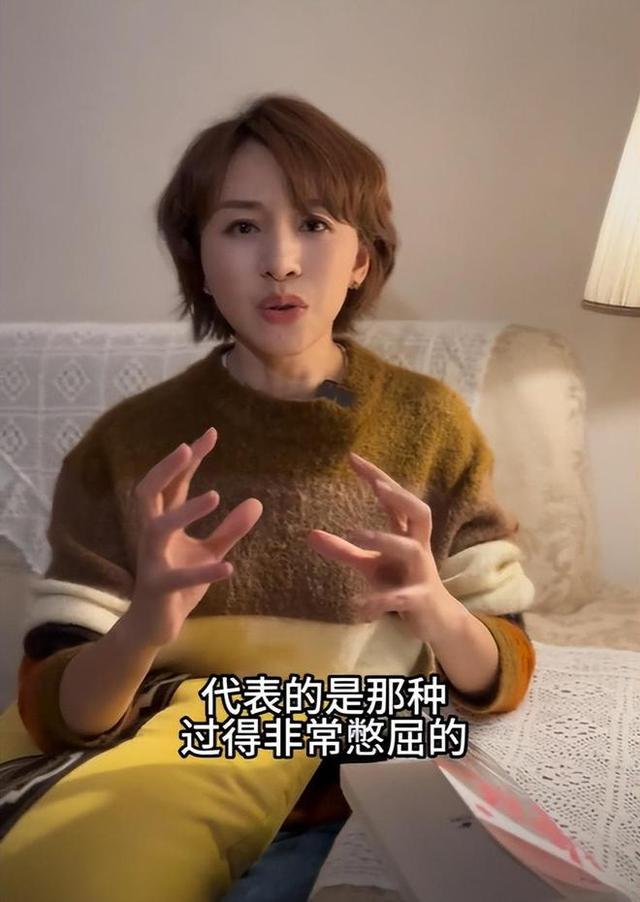 女主播欧阳夏丹在济南出差期间，晚上坐在南郊宾馆里，一口气看完