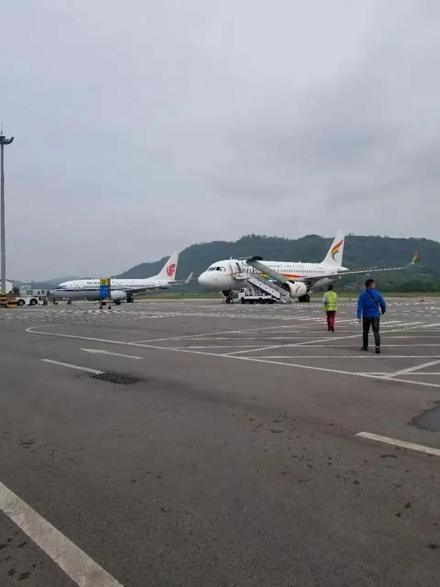 劳模第一次坐飞机 ,让人笑掉大牙。