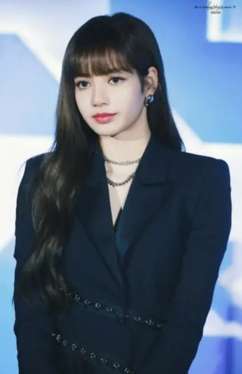 Lisa出席疯马秀，VIP可以竞价抚摸，疑似还有“无裤”高抬腿动作