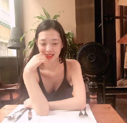 具荷拉直播时痛哭！韩国女艺人崔雪莉家中身亡 雪莉最后一条ins图写了什么内容