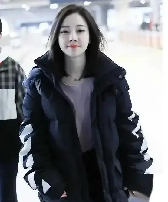 笑抽了！冯提莫成都秀胸，网友惊呼：审美大冲击