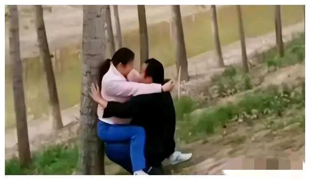 “就地办事，套套乱扔”，小树林成野战地，环卫工多次亲眼目睹！