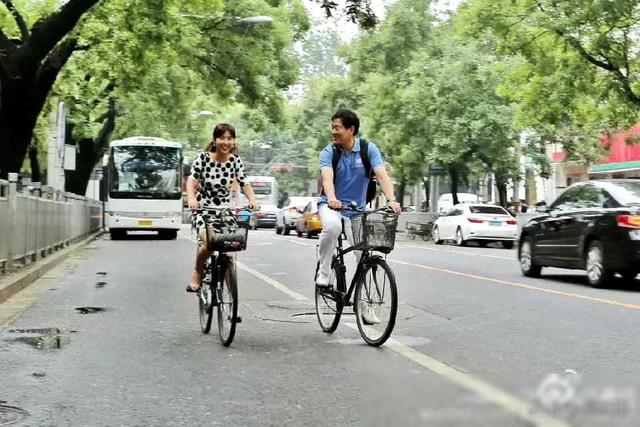 央视主持春妮惊艳街头！黑丝短裙骑行秀