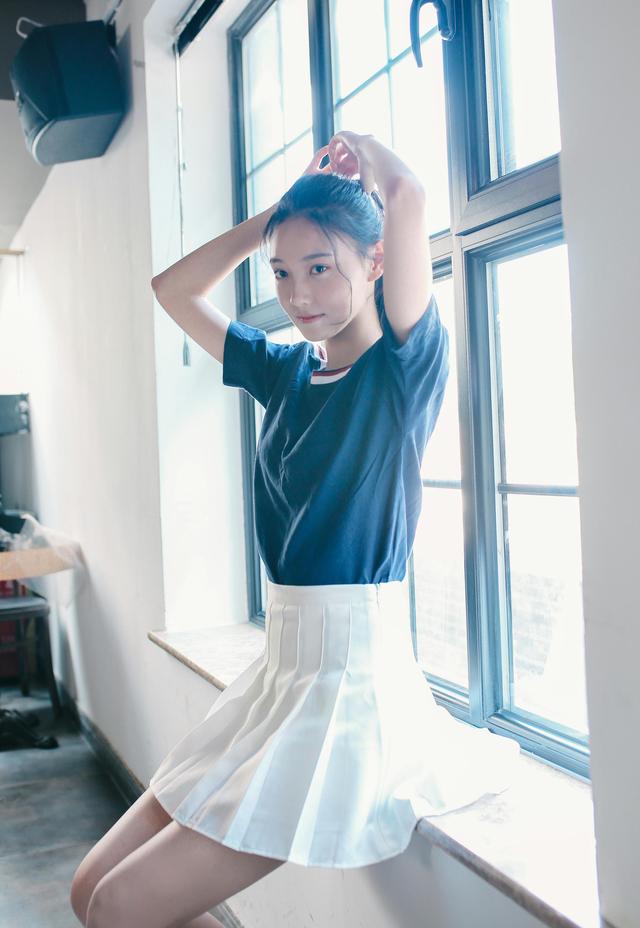 节目主持到一半，女主持人旗袍变“短裙”？当事人发文回应